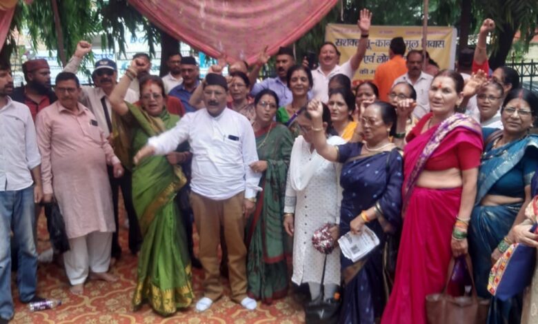 उत्तराखण्ड राज्य आंदोलनकारी मंच का दून मे धरना