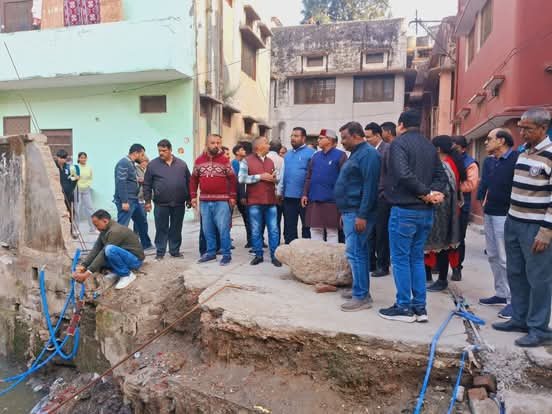 विधायक खजान दास ने किया नाले निर्माण कार्य का निरीक्षण