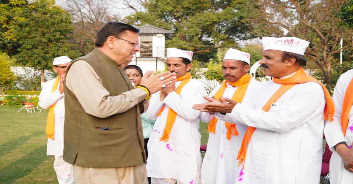 Uttarakhand News: मुख्यमंत्री धामी से मिले होल्यारों का दल, धामी बोले– उत्तराखंड की होली सामाजिक समरसता और लोकसंस्कृति का प्रतीक है….