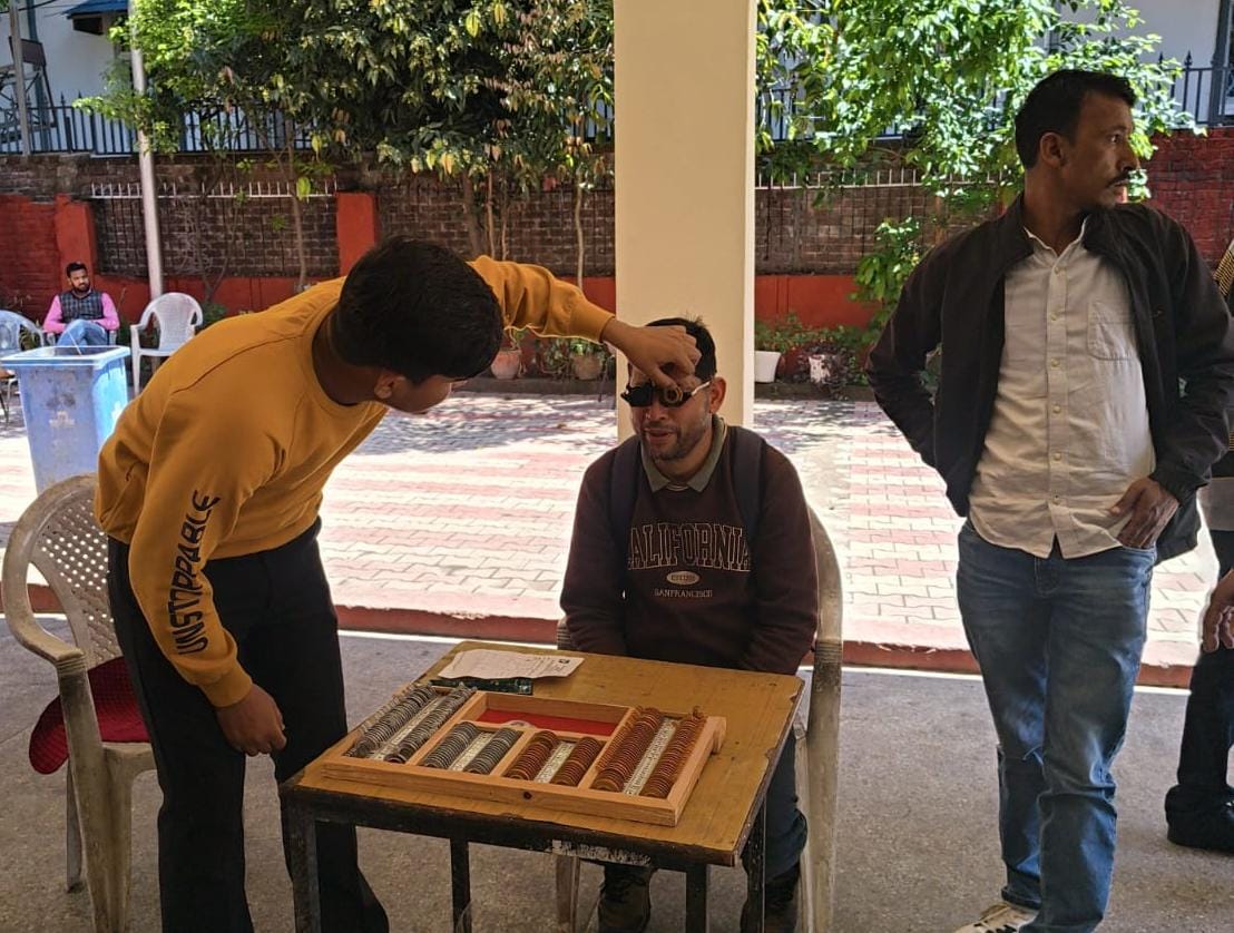 प्रेस क्लब ने लगाया नेत्र स्वास्थ्य शिविर, 100 से अधिक लोगों ने कराई जांच