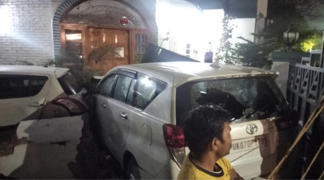 Dehradun Accident: ओल्ड सर्वे रोड पर हादसा, बेकाबू कार ने कई वाहनों को मारी टक्कर, दीवार तोड़कर घर में घुसी