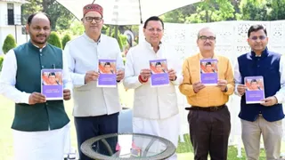 मुख्यमंत्री पुष्कर सिंह धामी ने ‘नायक से जन नायक’ पंचांग टेबल कैलेंडर का किया विमोचन