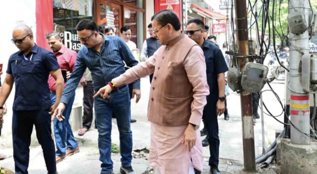 Uttarakhand: जन शिकायत की पड़ताल करने मौके पर पहुंचे सीएम, वीडियो कॉल पर लिए अधिकारी, दिखाई जमीनी हकीकत